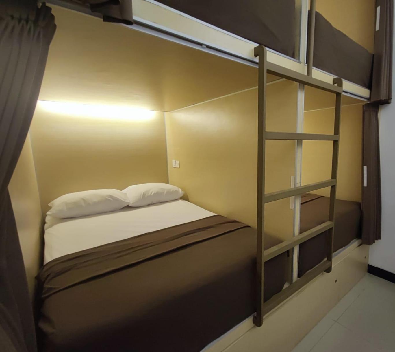 Fora Capsule Hostel Tuban Kuta  Exterior photo